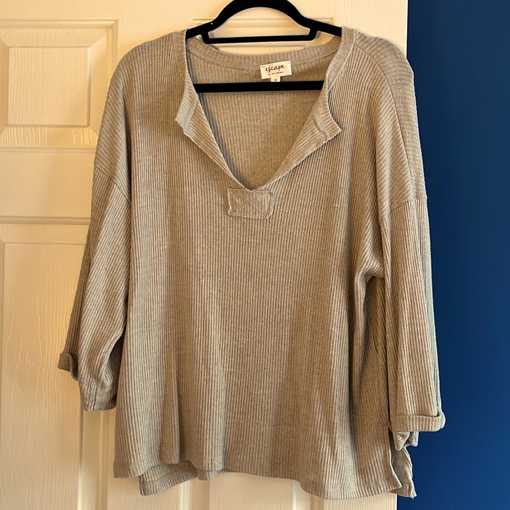 Light weight low neck sweater